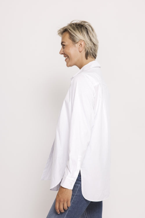 Zhrill Alissa Blouse - Off White in Seitenansicht, locker fallende Damenbluse mit klassischem Kragen und leicht abgerundetem Saum.