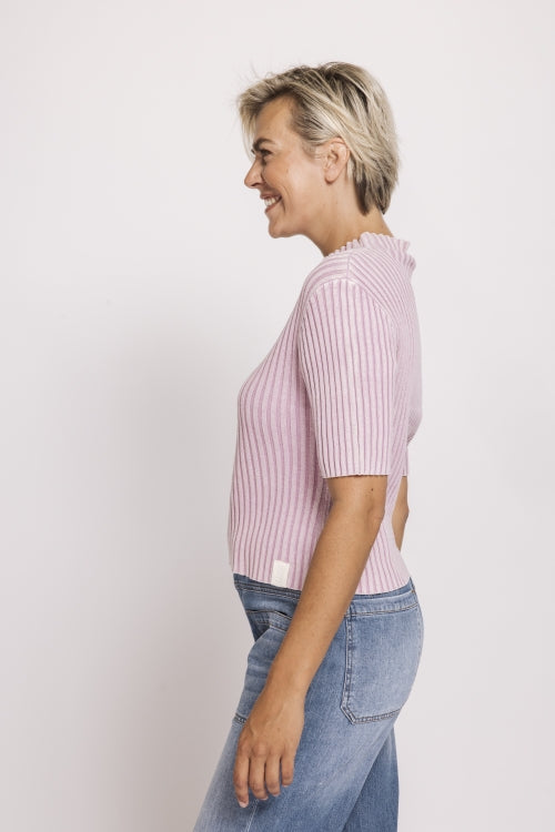 Zhrill Arden - Red Strickshirt in Rippstruktur mit kurzen Ärmeln in Seitenansicht, figurbetont geschnitten zu Jeans kombiniert