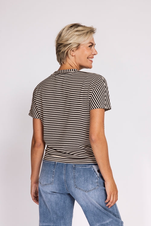 Zhrill Astra - Black Damen Shirt mit feinem Streifenmuster und lockerer Passform in Rückansicht