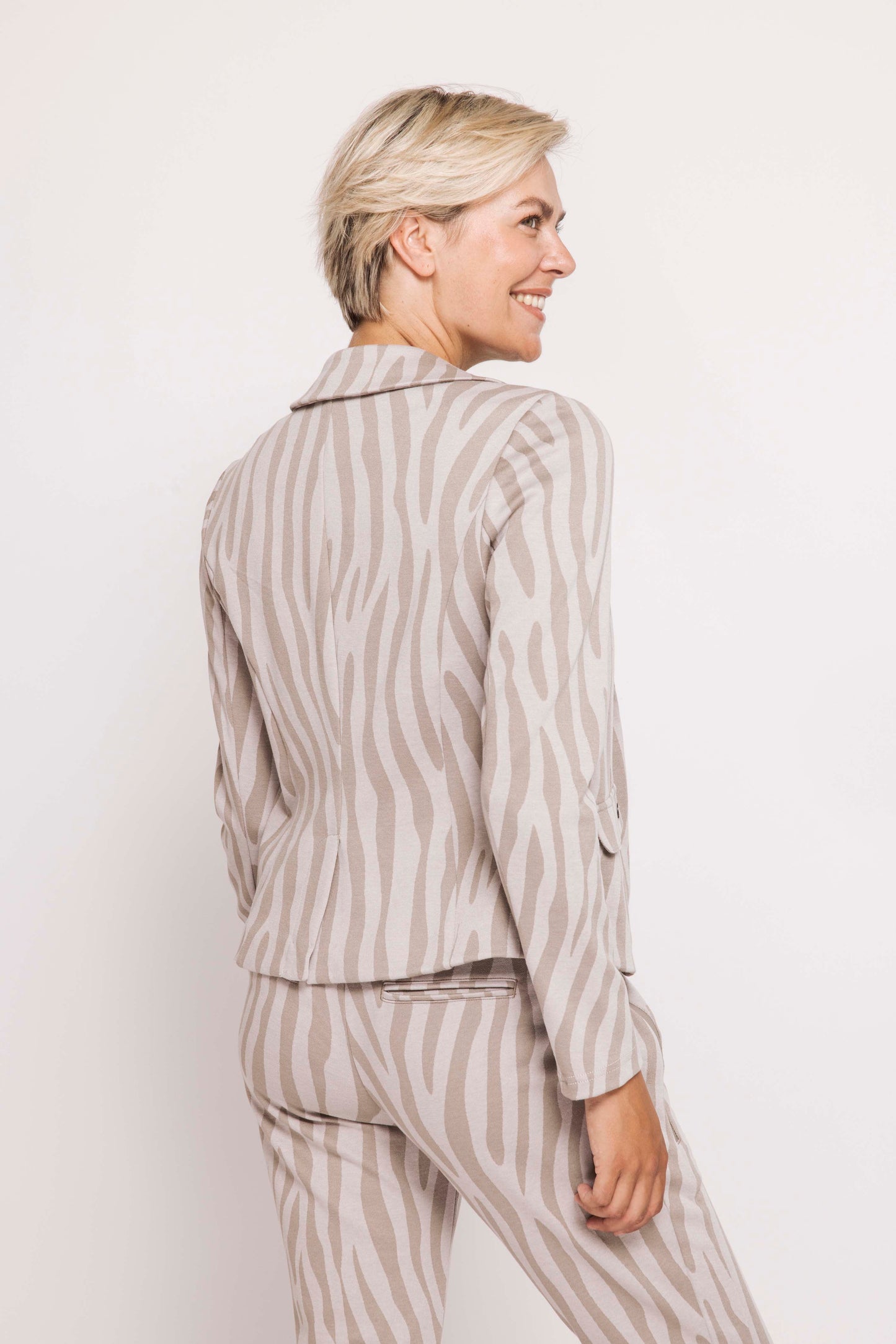 Zhrill Betsy - Green in der Rückansicht: femininer Damenblazer mit modernem Zebra-Design, figurbetonter Silhouette und hochwertiger Verarbeitung.