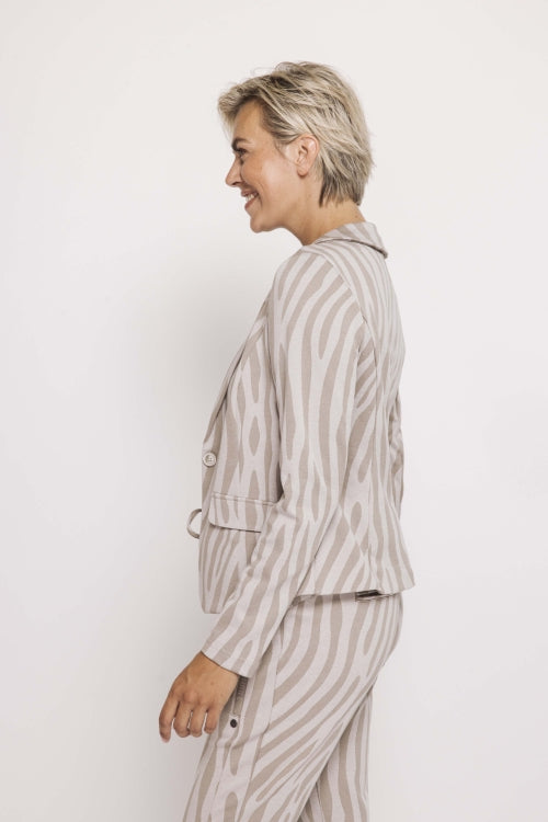 Zhrill Betsy - Green in der Seitenansicht: eleganter Blazer mit taillierter Passform, auffälligem Allover-Print in Grün und stilvollem Business-Look.