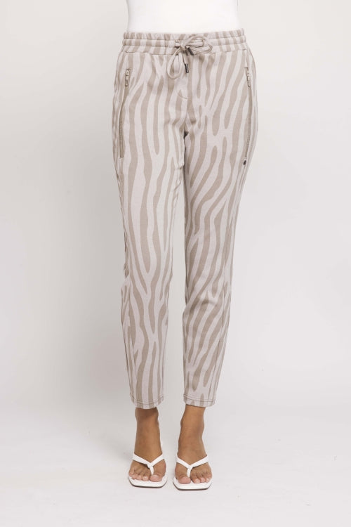 Zhrill Chiara Casual - Green in der Frontansicht: moderne Damenhose mit elastischem Bund, Bindeband und trendigem Zebra-Muster in Grün, schmal geschnittene Passform.