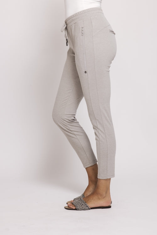 Zhrill Chiara Casual - Grey in der Seitenansicht: schmal geschnittene Casual-Hose in Grau mit elastischem Bund, Reißverschlusstasche und bequemem Stretch-Material.