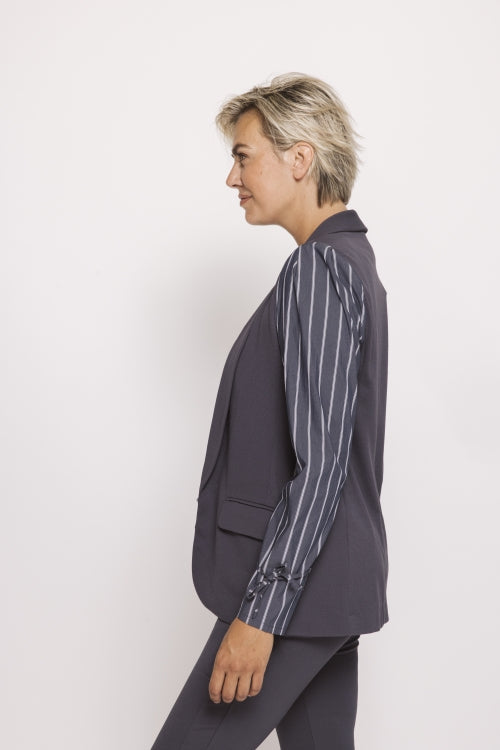 Zhrill Cyra - Blue in der Seitenansicht: eleganter Damenblazer in Blau mit gestreiften Ärmeln, lockerer Passform und modernen Bindebändern am Ärmelsaum.