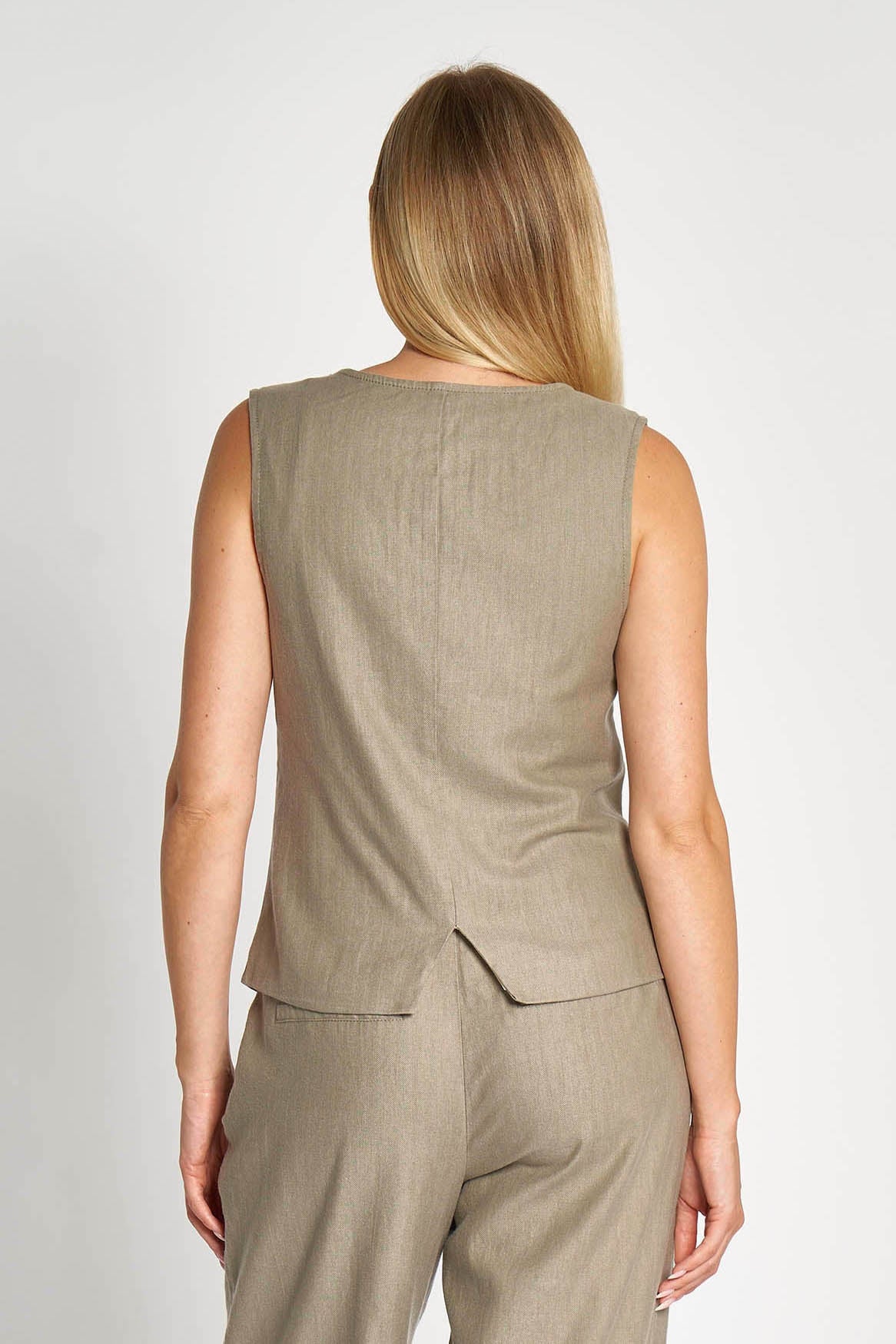 Rückansicht der Zhrill Diosa Weste Olive – ärmellose Weste mit elegantem Rückenschlitz, hüftlanger Passform und leicht strukturiertem Material für hohen Tragekomfort.