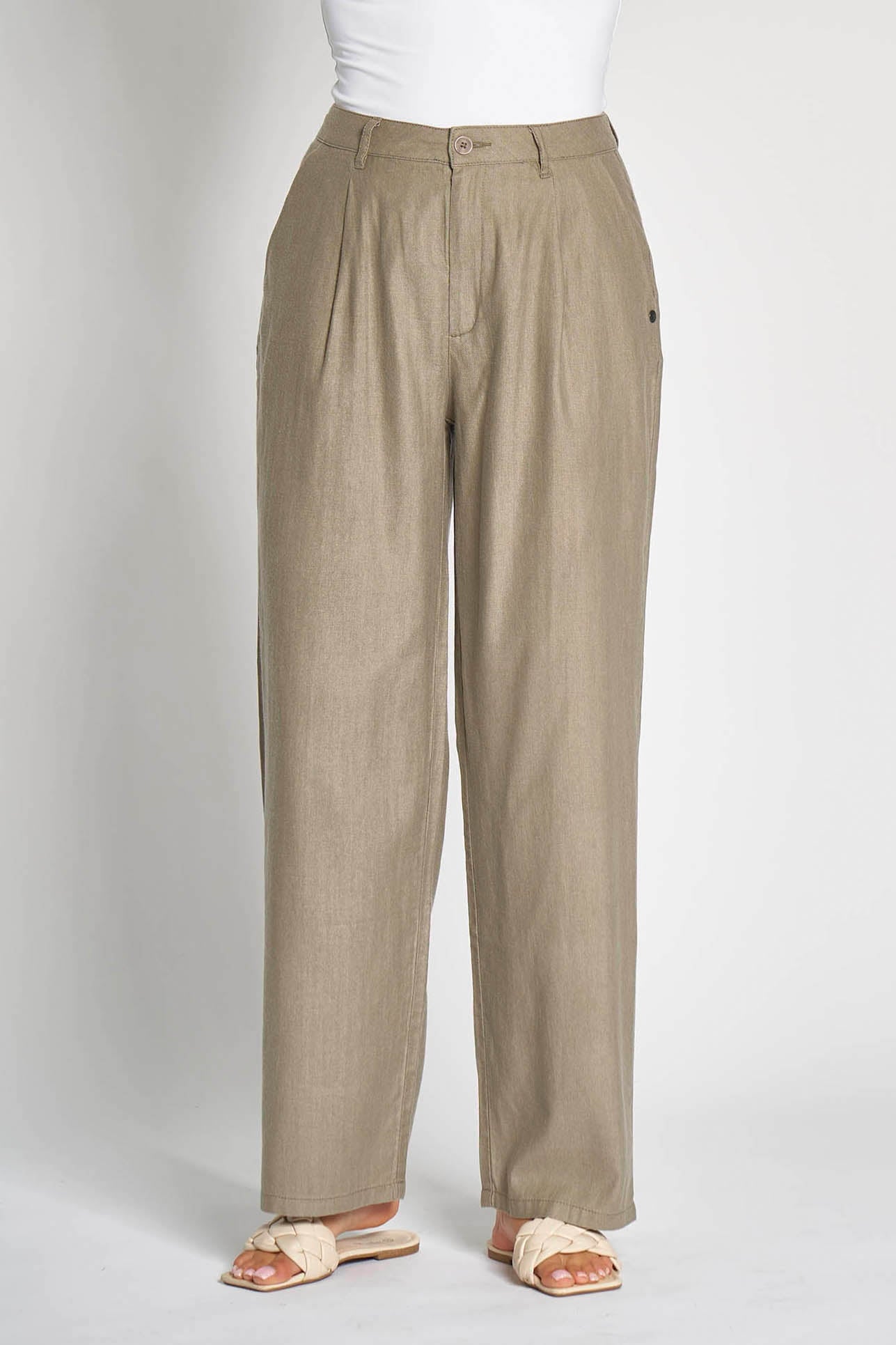 Vorderansicht der Zhrill Lenya Hose Olive – gerade geschnittene Hose mit hohem Bund, Bundfalten und seitlichen Eingrifftaschen für einen modernen Look.