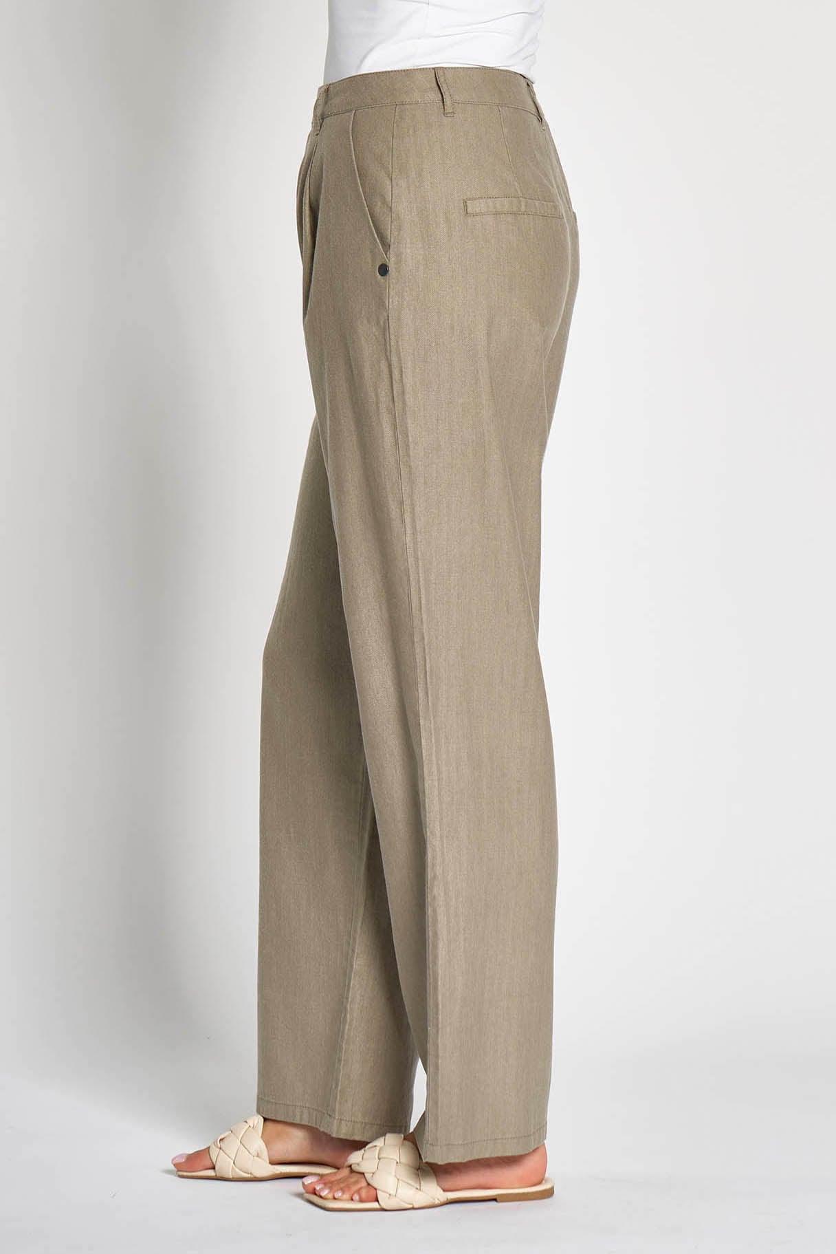 Seitenansicht der Zhrill Lenya Hose Olive – hochwertige Hose mit Gürtelschlaufen, geradem Bein und dezenter Bundfalte für eine stilvolle Passform.