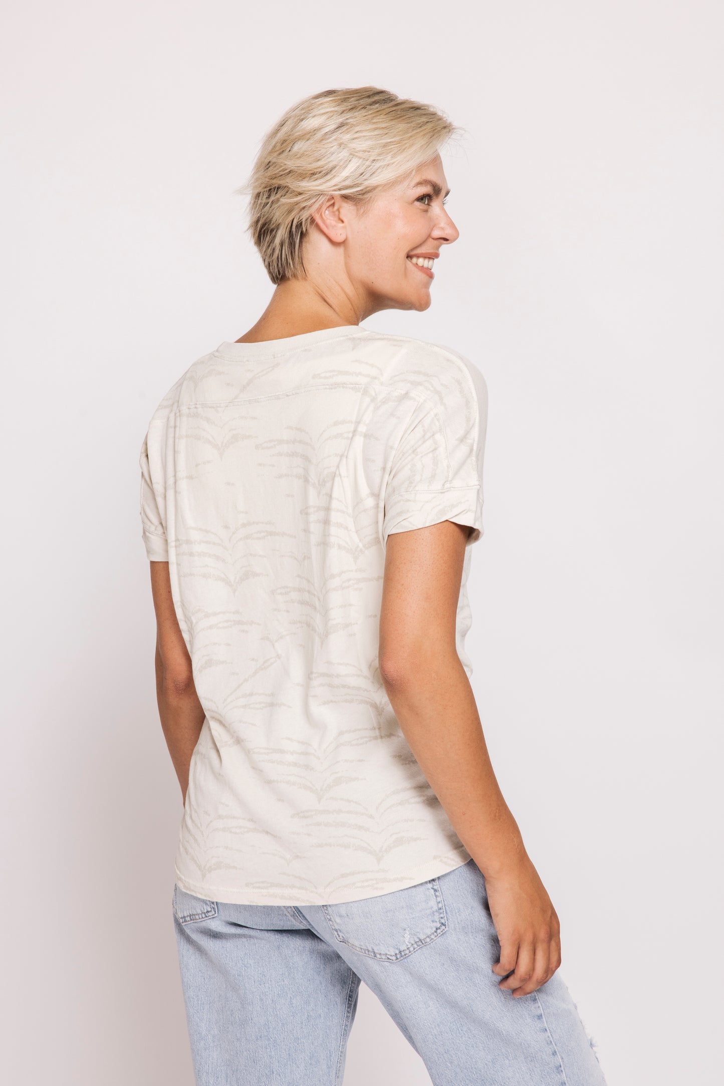 Zhrill Rahel AOP - Sand Damen T-Shirt Rückansicht mit Allover-Muster in sandfarbenem Ton und lockerem Schnitt