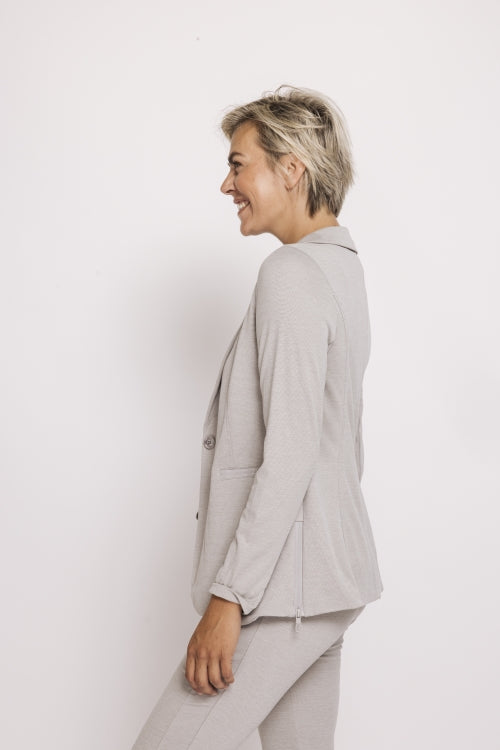 Zhrill Salma Long - Grey in der Seitenansicht: femininer Longblazer in Grau mit schmaler Silhouette, leicht elastischem Material und stilvollem Business-Look.