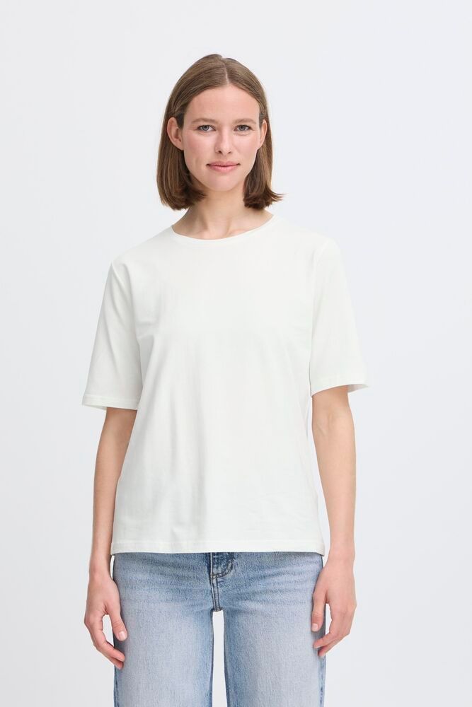 b.young Pamila Half Sl Tshirt 2 – T-Shirt mit halblangen Ärmeln – Farbe Off White – Vorderansicht getragen