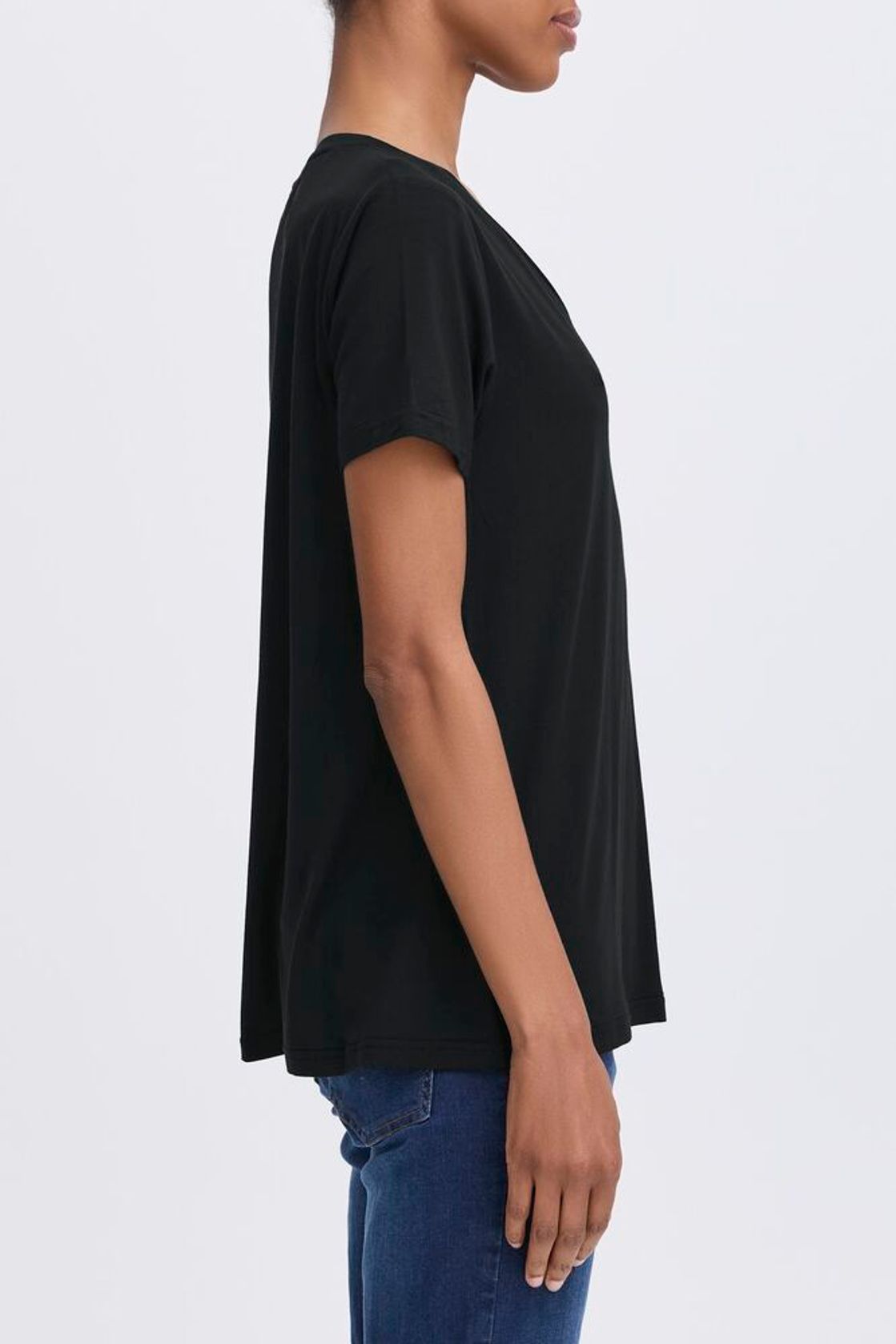 b.young Rexima V-Neck T-Shirt – Damen T-Shirt mit V-Ausschnitt – Farbe Schwarz – Seitenansicht getragen
