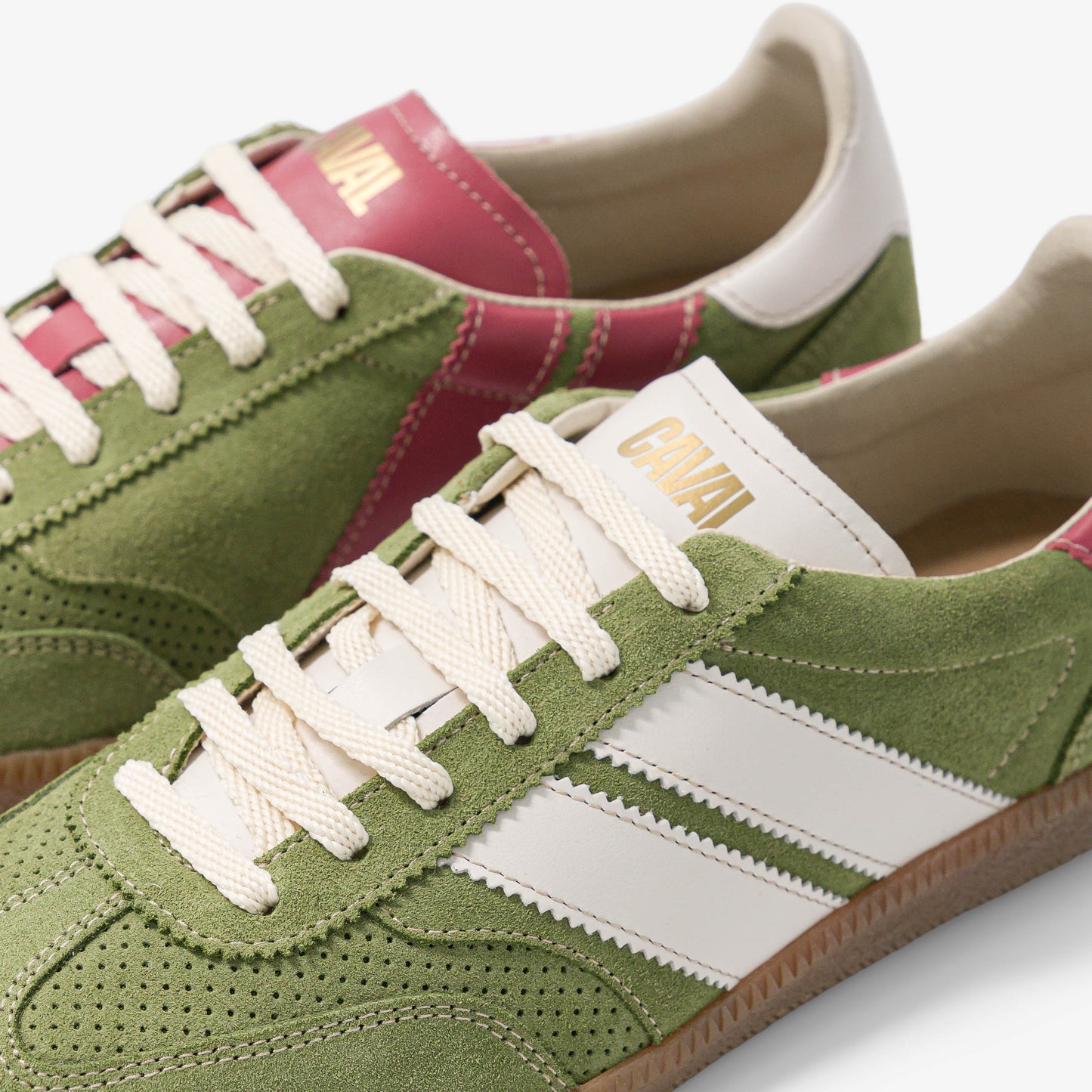 Detailansicht der Caval Matcha Berry Sneaker mit grünem Veloursleder, rosa Akzenten, perforierter Zehenkappe und hochwertiger Verarbeitung