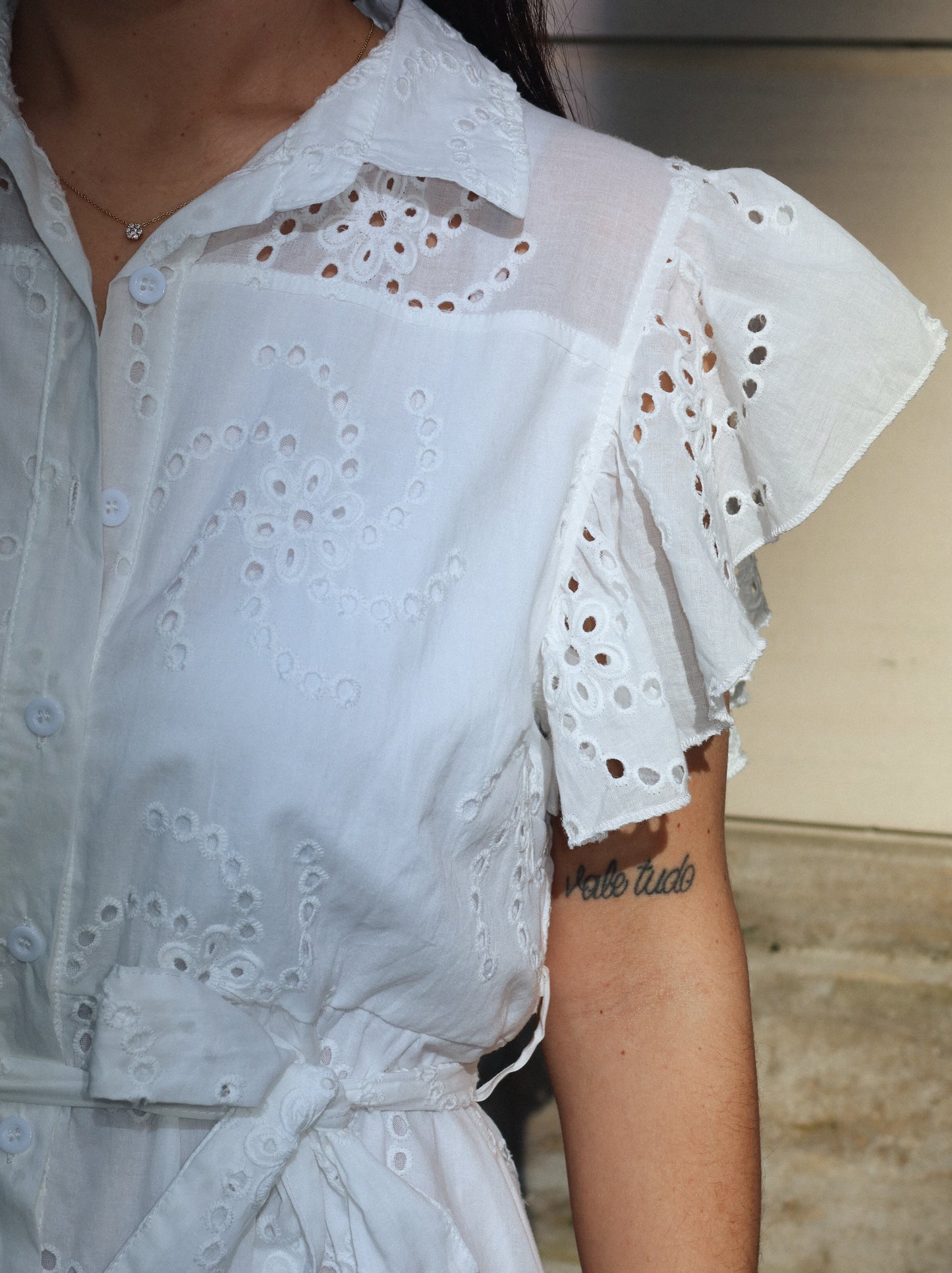 celincarolin Nahaufnahme vom Breeze Dress White mit verspielter Lochstickerei, Knopfleiste und romantischen Rüschenärmeln.