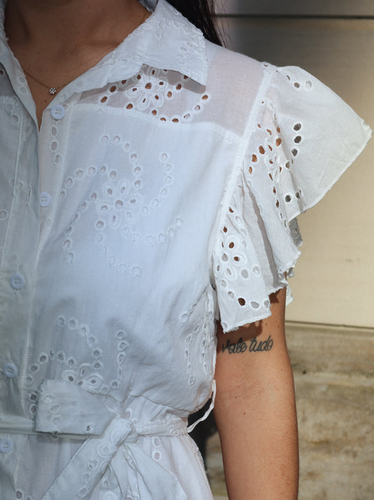 celincarolin Nahaufnahme vom Breeze Dress White mit verspielter Lochstickerei, Knopfleiste und romantischen Rüschenärmeln.