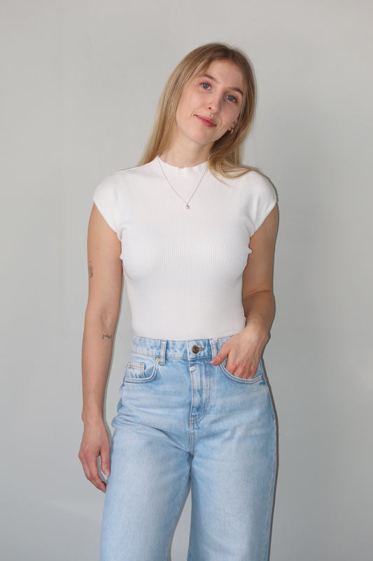 celincarolin Serenity Knit Tee Pure Cloud Vorderansicht Nahaufnahme