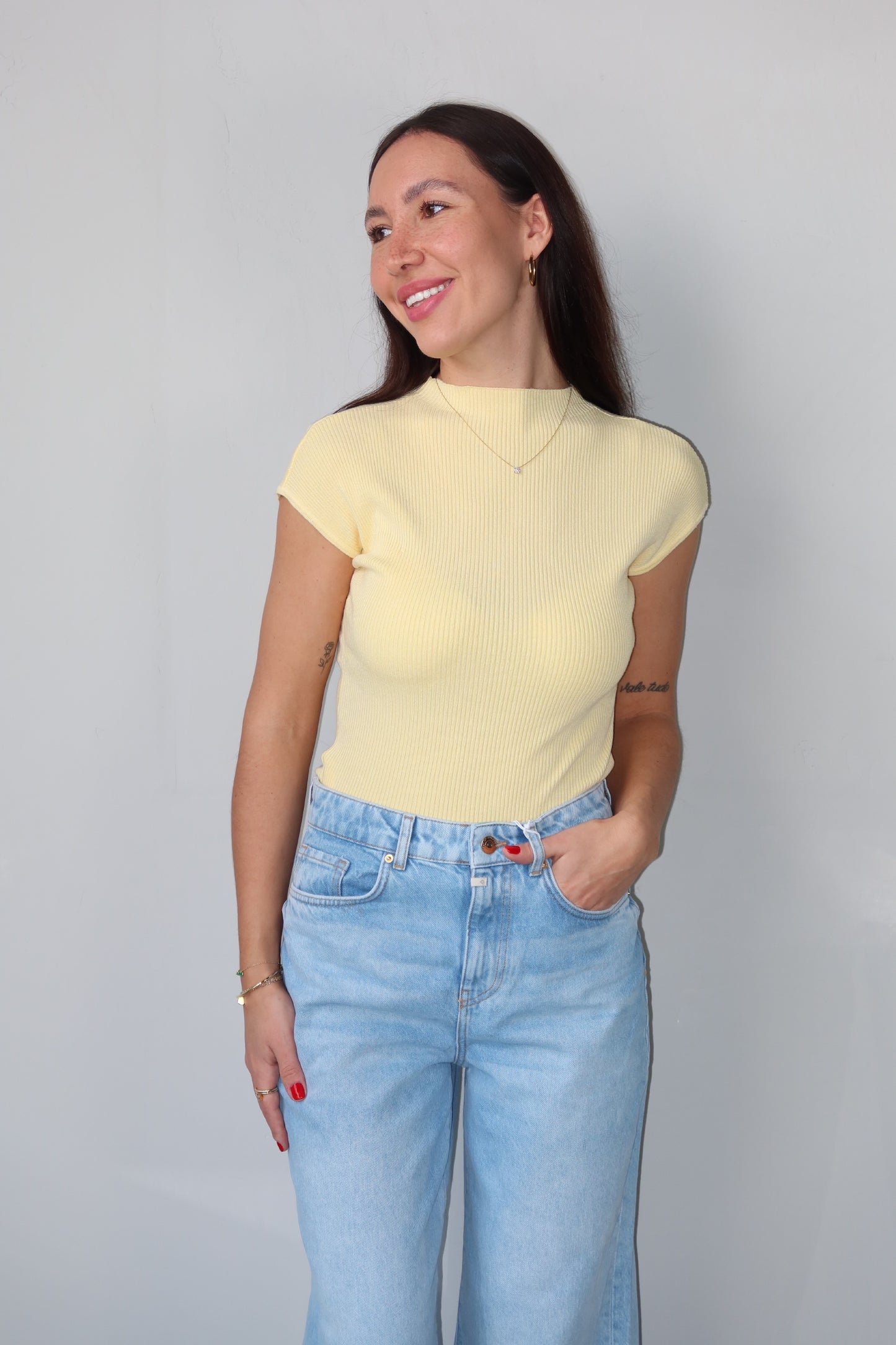 celincarolin Serenity Knit Tee Soft Butter Vorderansicht Nahaufnahme