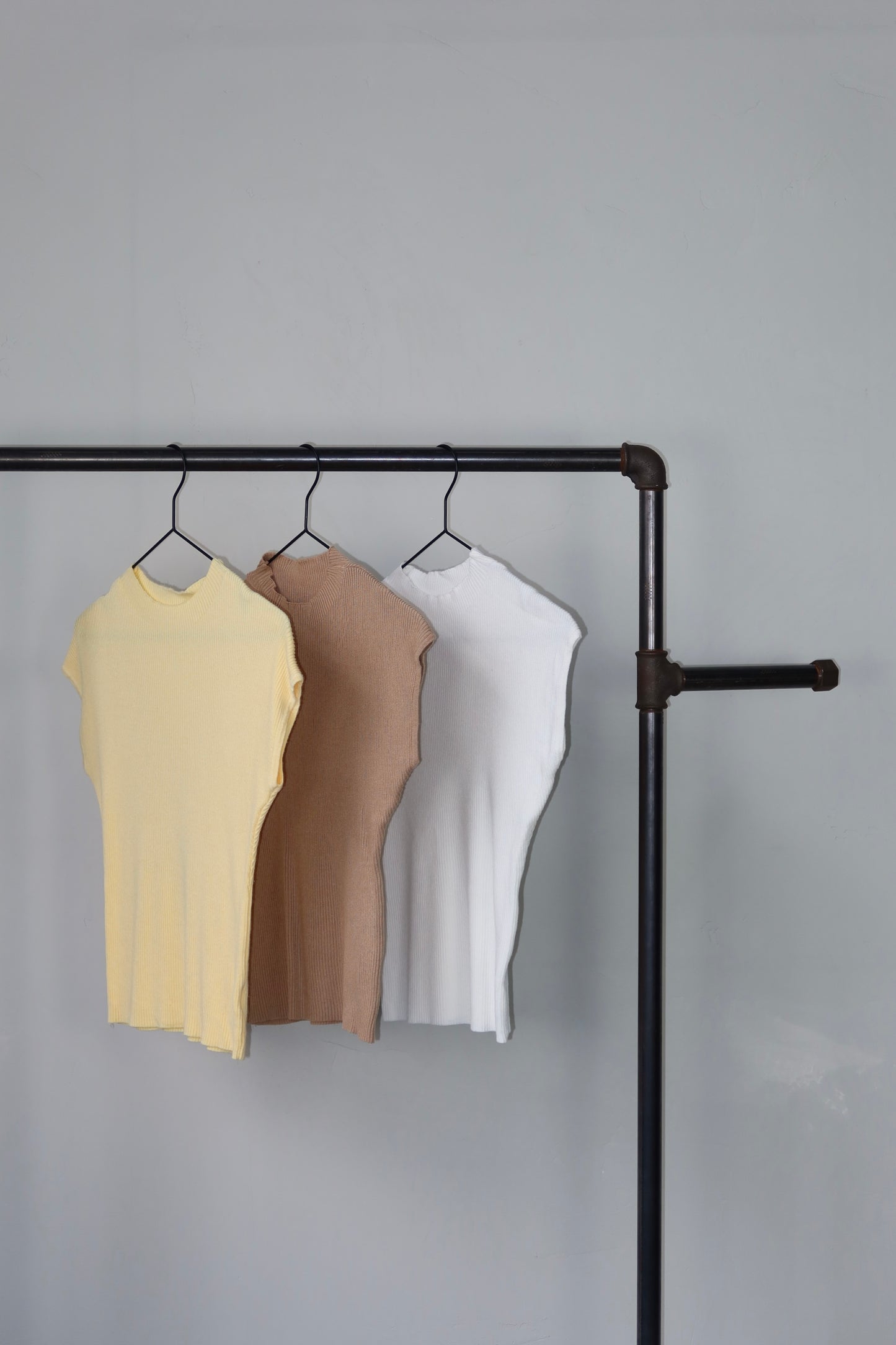 celincarolin Serenity Knit Tee Soft Butter an der Stange mit zwei weiteren Farben