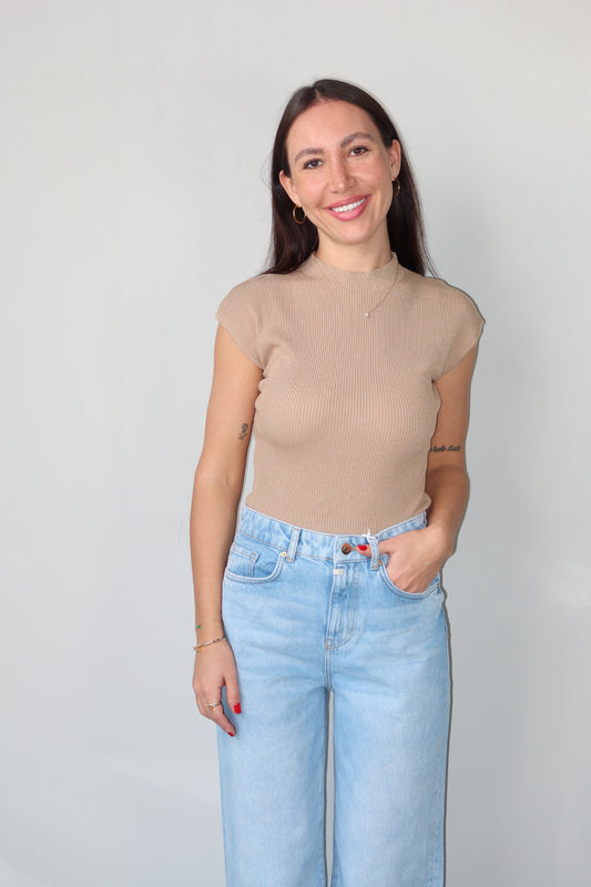 celincarolin Serenity Knit Tee Warm Caramel Vorderansicht Nahaufnahme