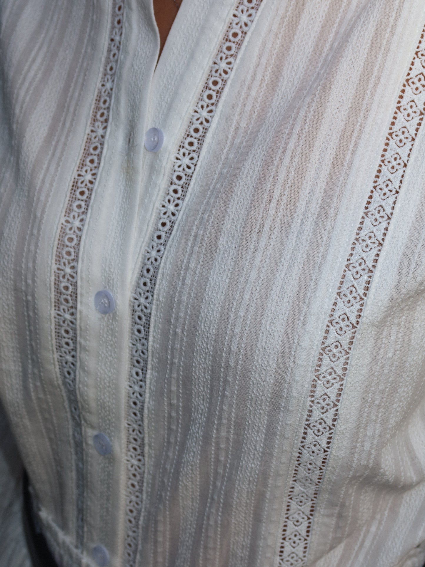 celincarolin Nahaufnahme der Valea Bluse White mit aufwendigen Spitzen- und Stickelementen an der Knopfleiste – stilvolle Bluse in Weiß mit liebevollen Details
