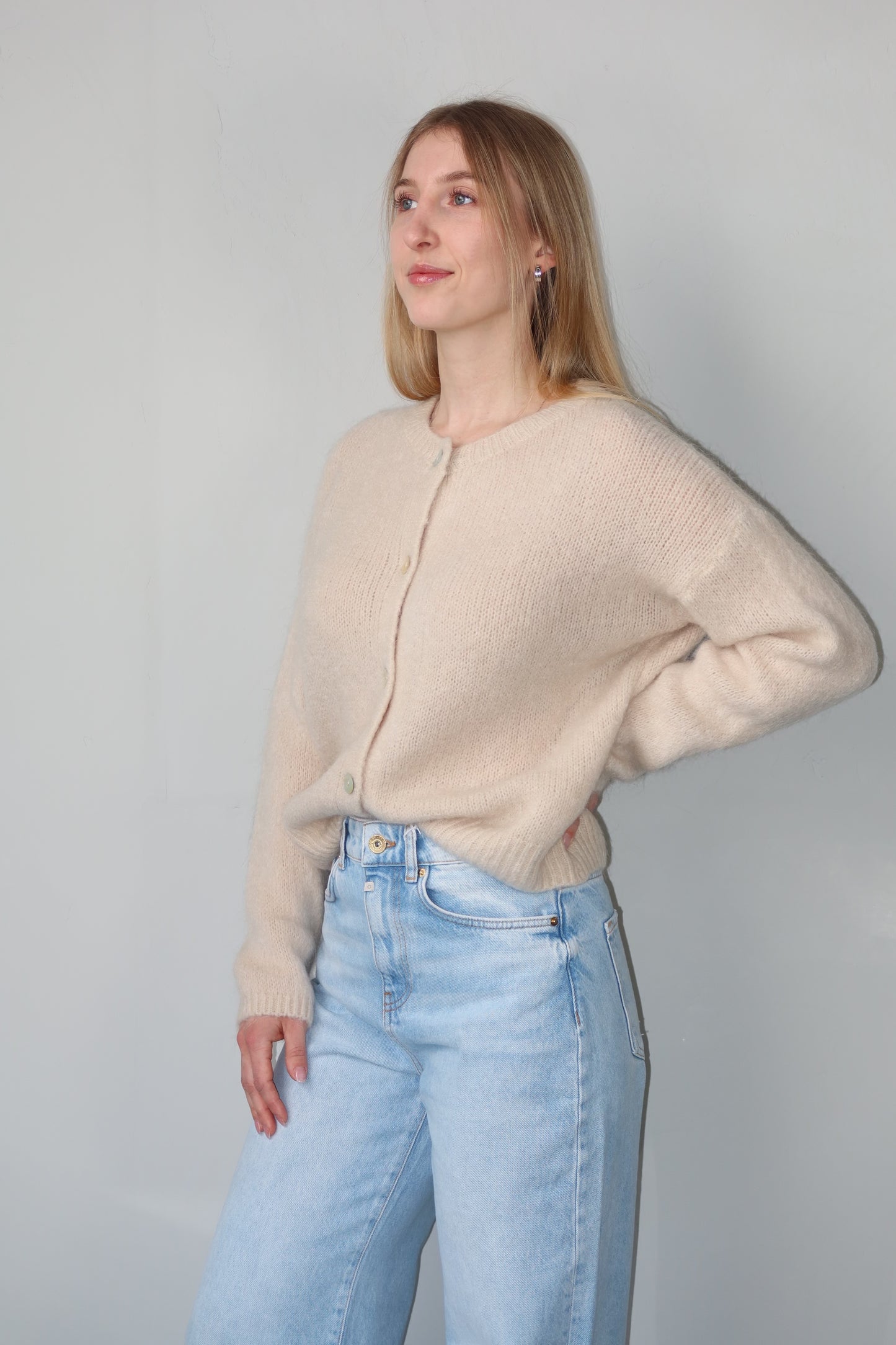 celincarolin cloud cardigan almond cream seitenansicht