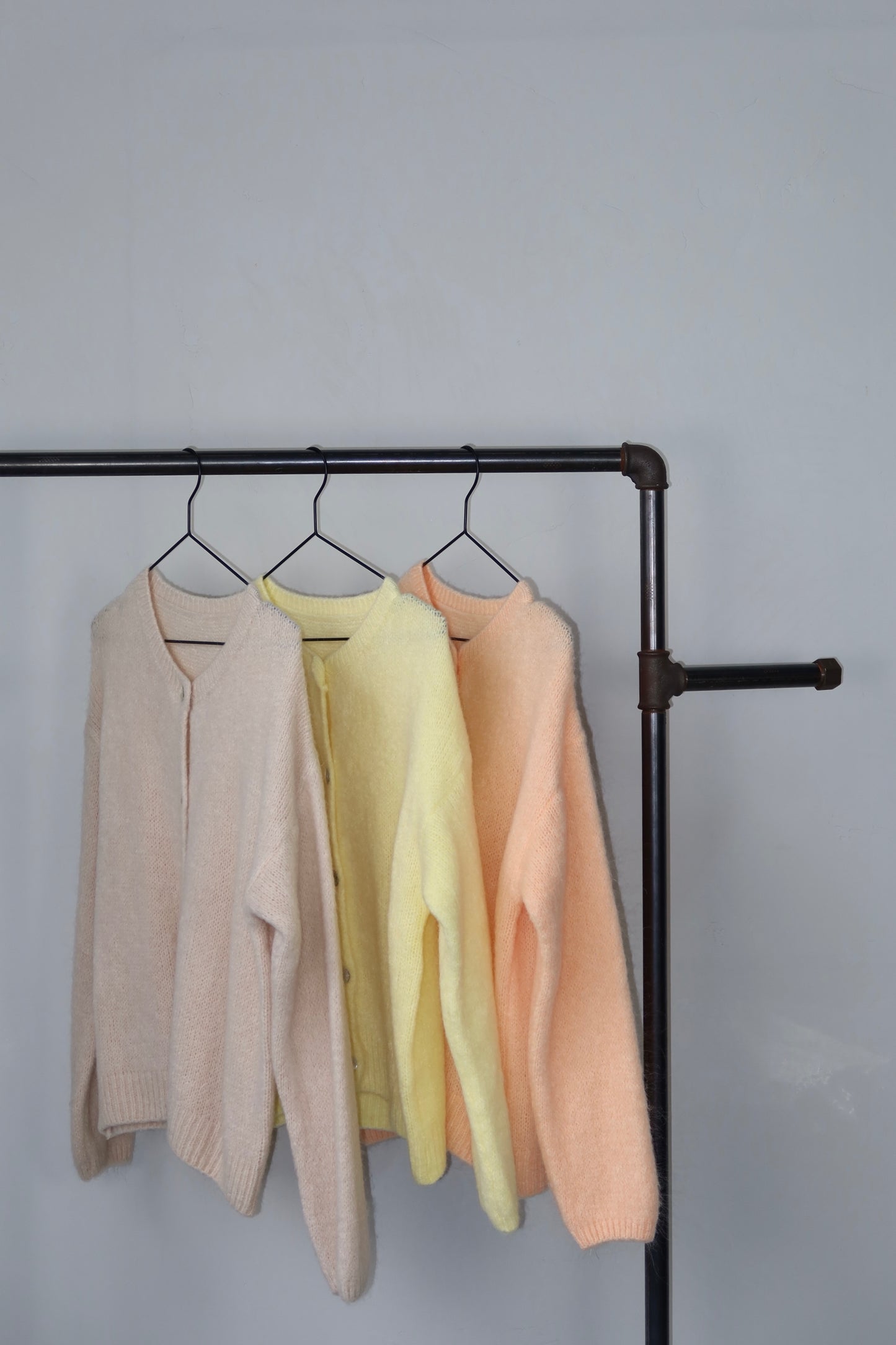 celincarolin cloud cardigan peach sorbet an der Stange mit zwei weiteren Farben