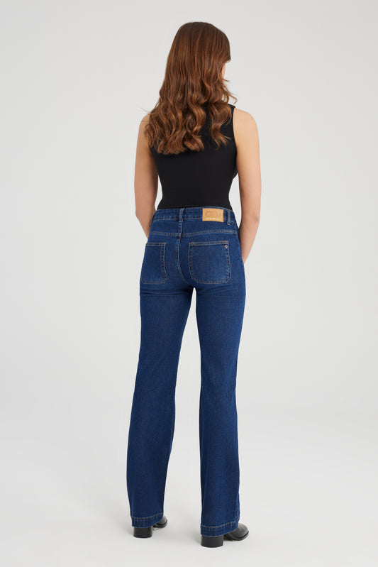 COJ Diana Bootcut Jeans in Dark Blue – Damenjeans mit leichtem Schlag und Gesäßtaschen, Rückansicht
