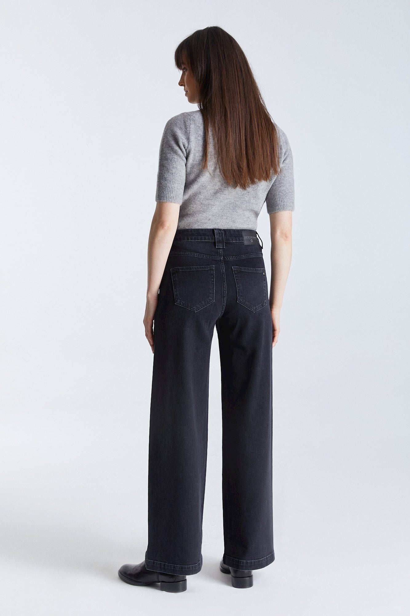COJ Lulu Wide Leg Black Vintage Jeans, Rückansicht mit klarer Darstellung der Taschen und hoher Taille.