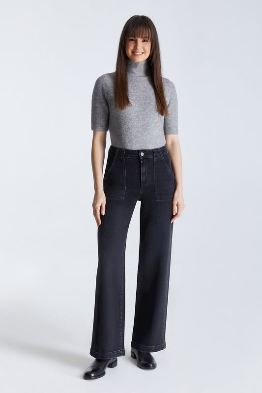 Frau trägt COJ Lulu Wide Leg Black Vintage Jeans, Vorderansicht mit hoher Taille, weitem Bein und Taschen-Design.