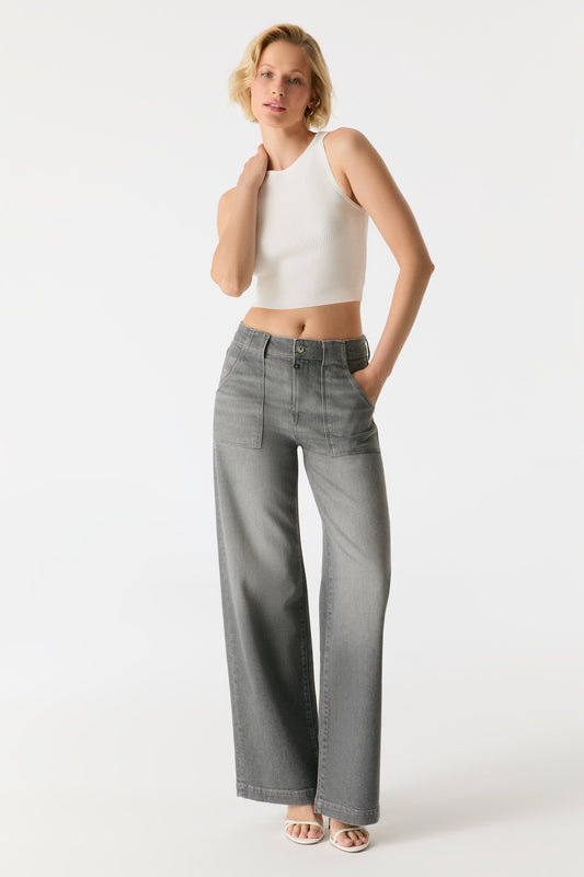 Vorderansicht der COJ Lulu Wide Leg Jeans in Grey Vintage, getragen von einem Model, kombiniert mit einem weißen Crop-Top.
