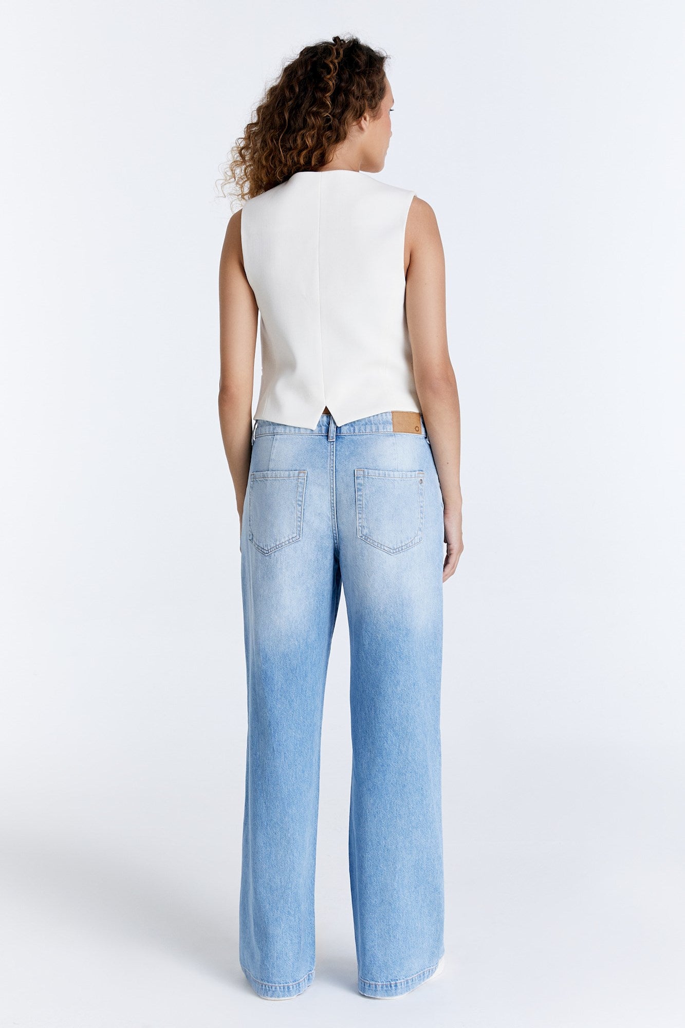 Rückansicht der COJ Maxine Wide Leg Jeans in Light Blue, getragen mit einem stilvollen weißen Top.