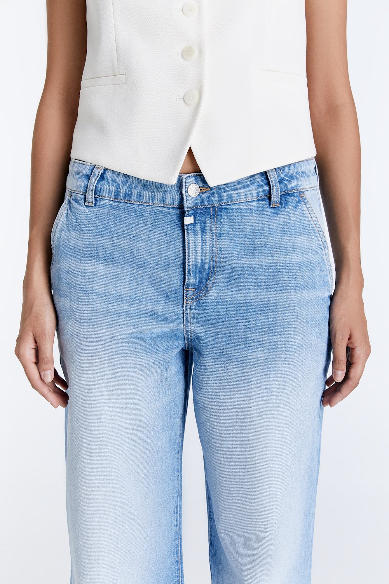 Nahaufnahme der COJ Maxine Wide Leg Jeans in Light Blue mit einem eleganten weißen Oberteil.