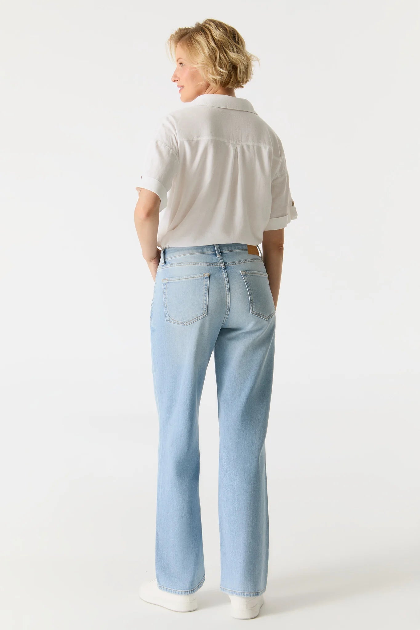 COJ Nova - Low Waist Wide Leg - Light Blue Jeans in Hellblau, Rückansicht mit weitem Bein und lässigem Denim-Look