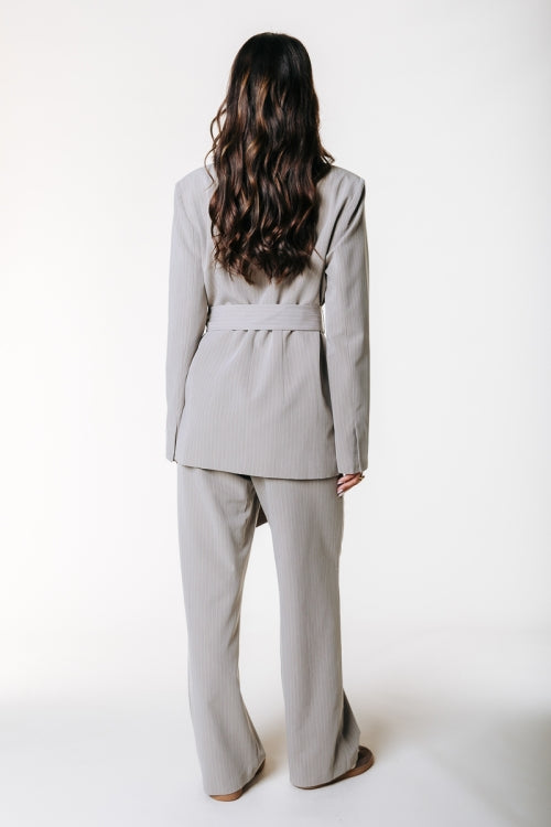 Rückansicht des Colourful Rebel Izzy Belted Pinstripe Blazer - Beige mit Gürtel und feinen Nadelstreifen