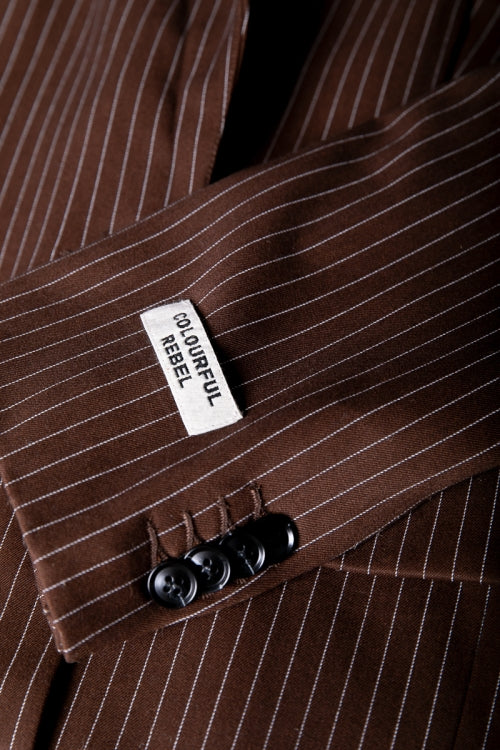 Nahaufnahme vom Ärmel des Colourful Rebel Jesra Pinstripe Blazer - Brown mit Knöpfen und Markenetikett
