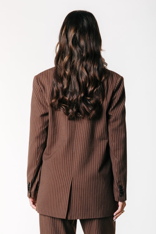 Rückansicht des Colourful Rebel Jesra Pinstripe Blazer - Brown mit klassischem Schnitt