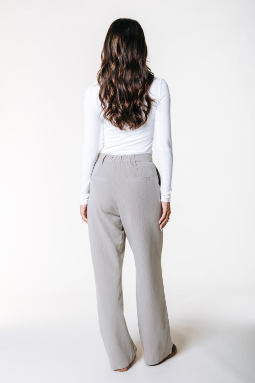 Rückansicht der Colourful Rebel Rus Pinstripe Straight Pants - Beige mit klassischem Schnitt und schmalen Gesäßtaschen.