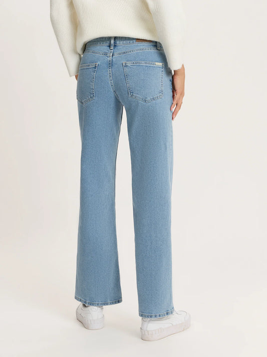 Cross Jeans P541 Low Waist Wide Leg Hellblau – Rückansicht der Jeans mit geradem, weitem Schnitt und klassischen Gesäßtaschen.