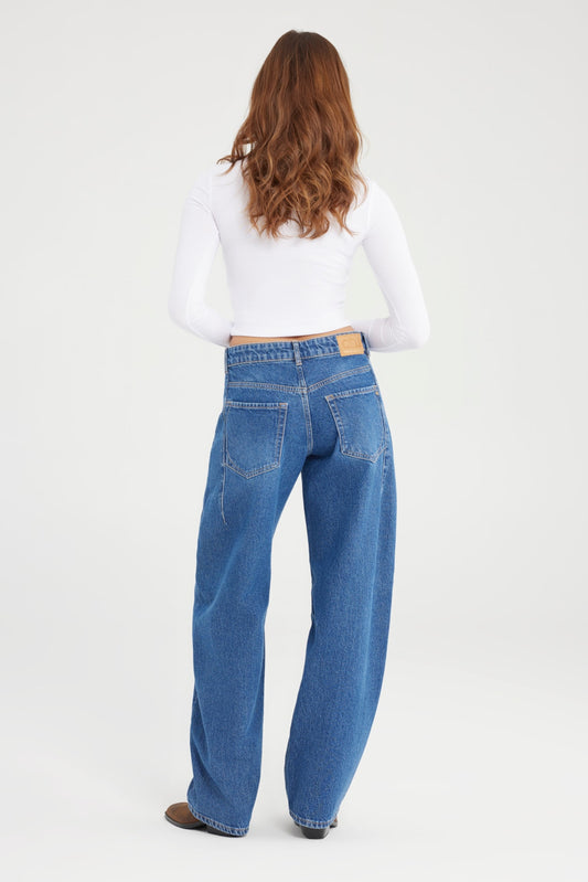 Cup Of Joe Clara - Mid Waist Barrel - Light Blue Jeans Rückansicht mit weitem Bein und lässiger Passform