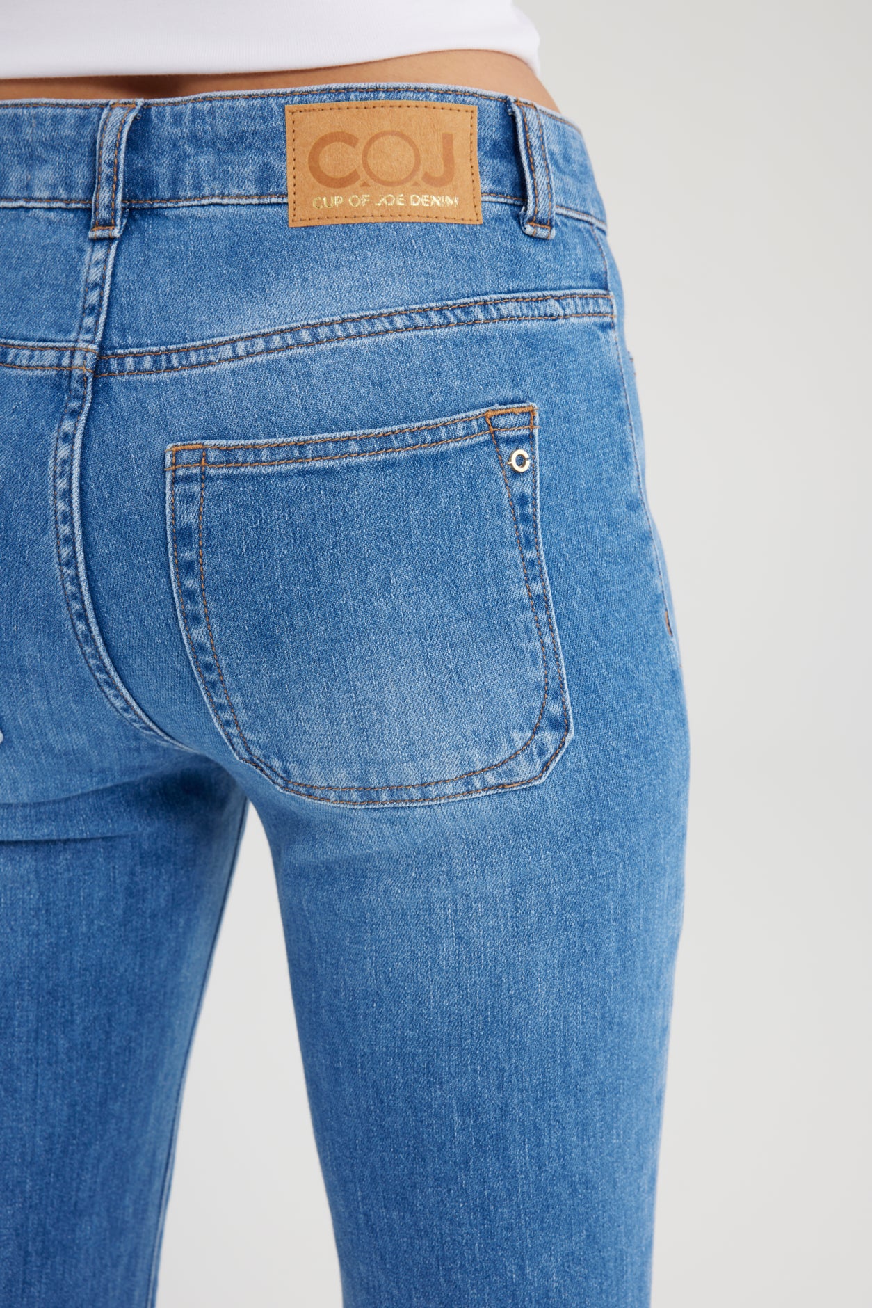 Cup Of Joe Diana Bootcut Jeans in Medium Blue – Detailansicht der Gesäßtasche mit COJ Logo