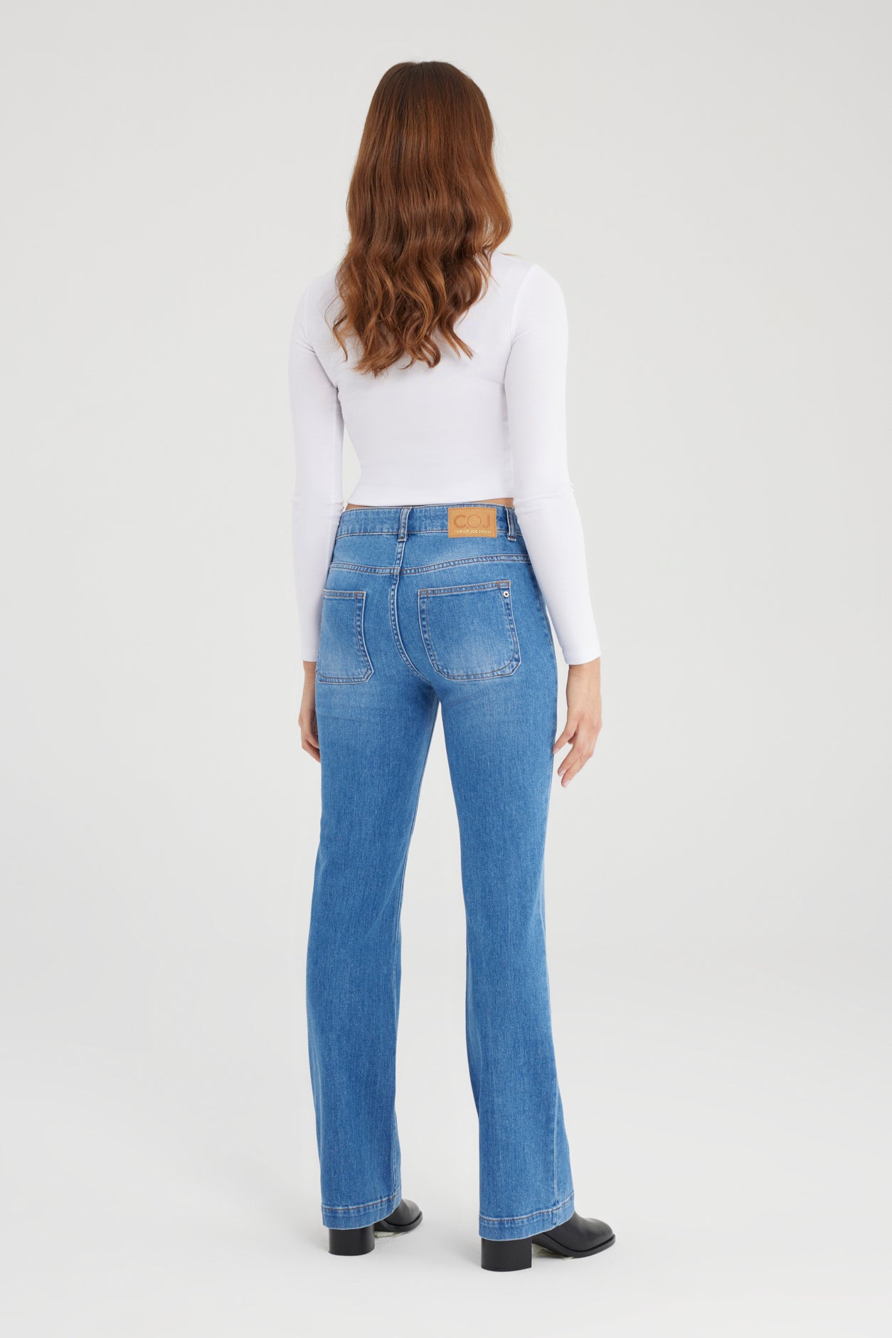 Cup Of Joe Diana Bootcut Jeans in Medium Blue – Rückansicht mit COJ-Patch am Bund