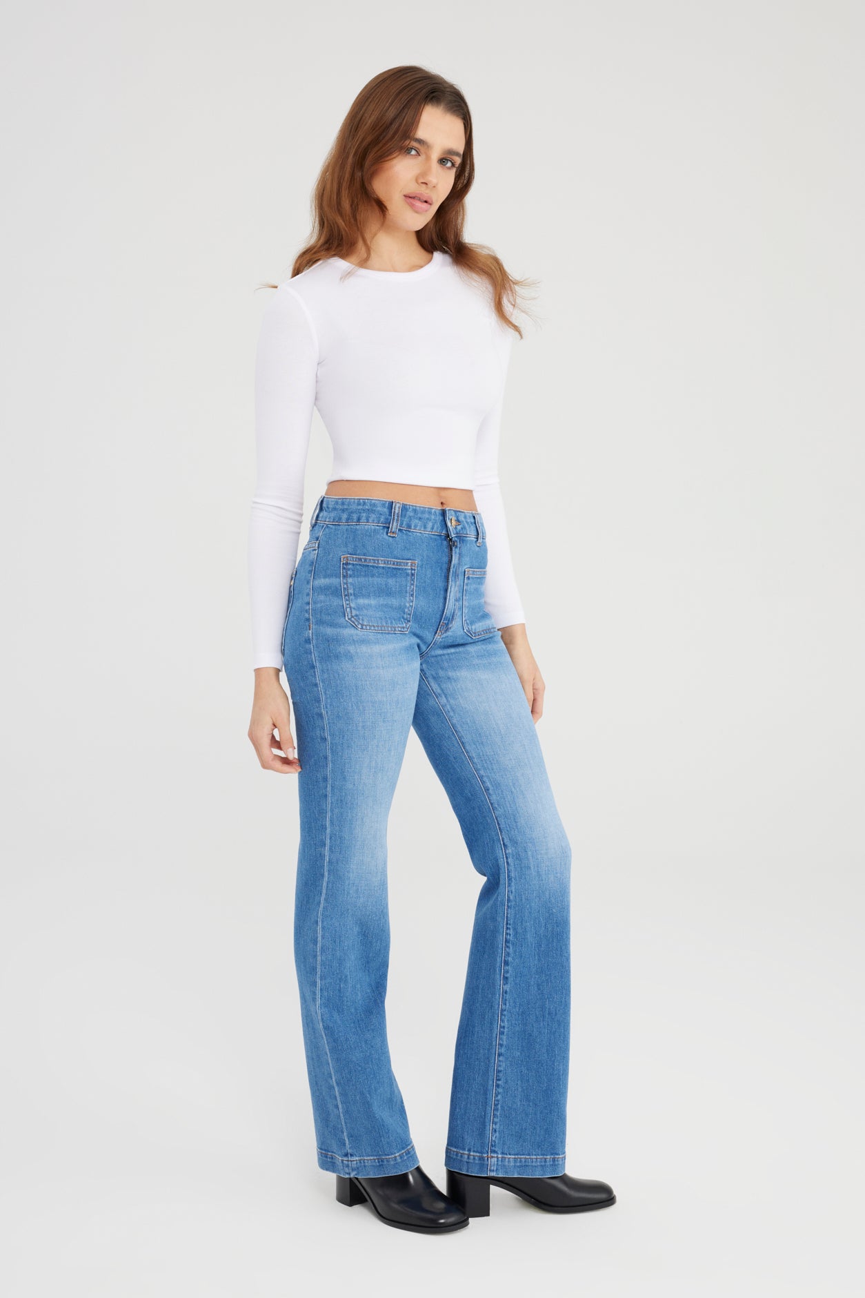 Cup Of Joe Diana Bootcut Jeans in Medium Blue – Vorderansicht der Damenjeans mit geradem Schnitt