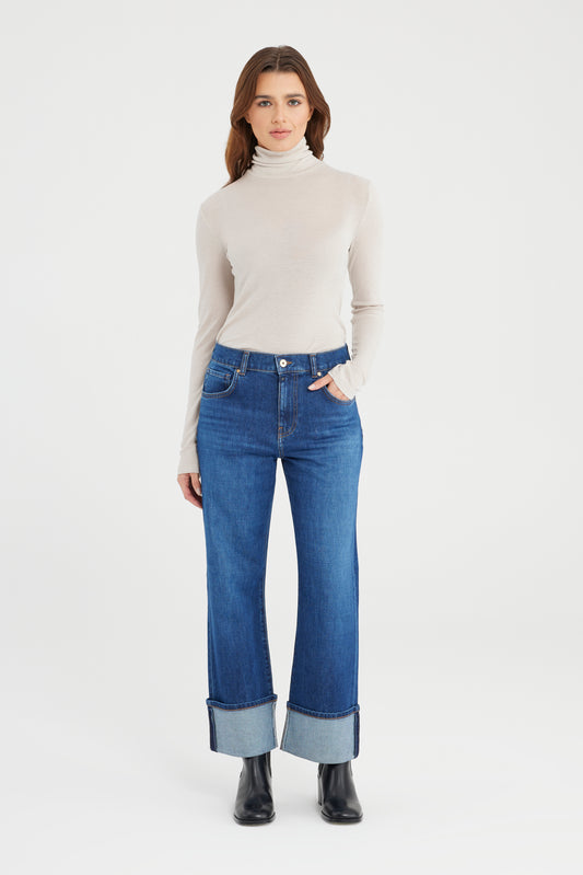 Cup Of Joe Ruby - Straight - Astra Blue Jeans in der Frontansicht, mit weitem Umschlag und Mid-Waist-Schnitt – perfekt für ein modernes Denim-Outfit.