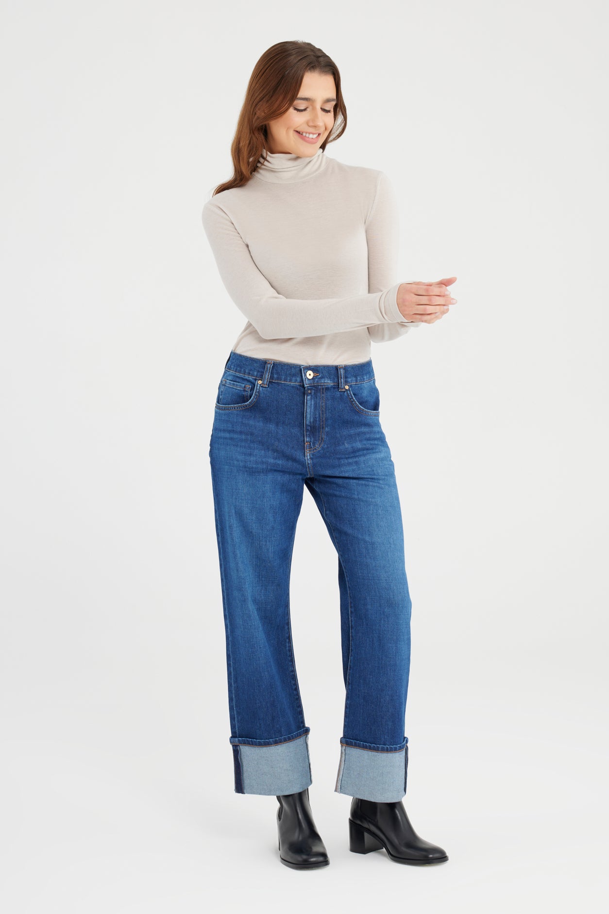 Cup Of Joe Ruby - Straight - Astra Blue Jeans in Seitenansicht, mit breitem Turn-Up-Saum und klassischem 5-Pocket-Stil – stilvolle Damenjeans im Regular Fit.