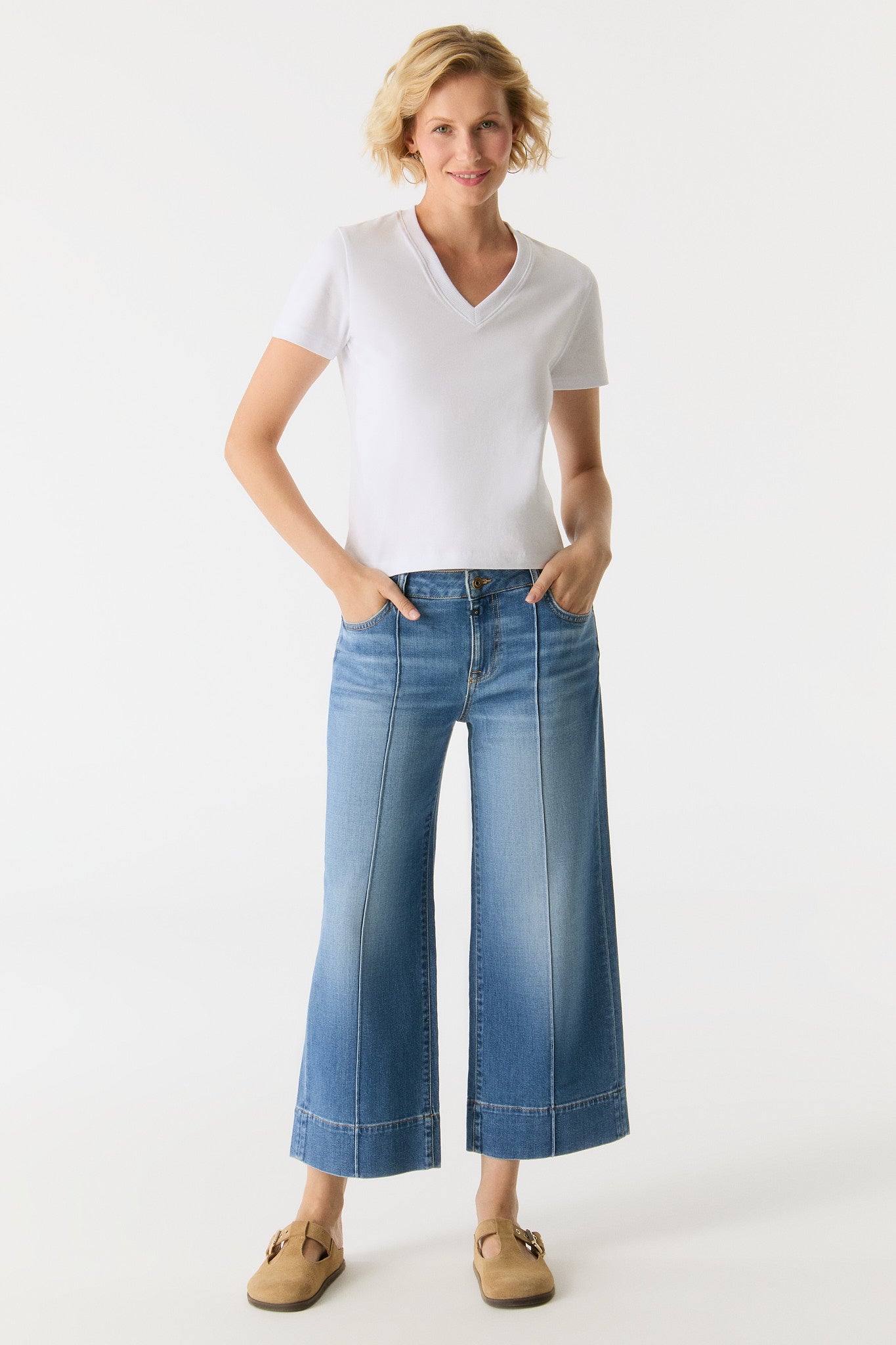 Cup Of Joe Vanessa - Culotte - Medium Blue Jeans mit weitem Bein und mittelhohem Bund in moderner Frontansicht, ideal für einen lässigen Look.