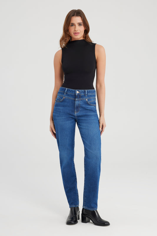 Frontale Pose mit Cup Of Joe Victoria Boyfriend Jeans in Astra Blue