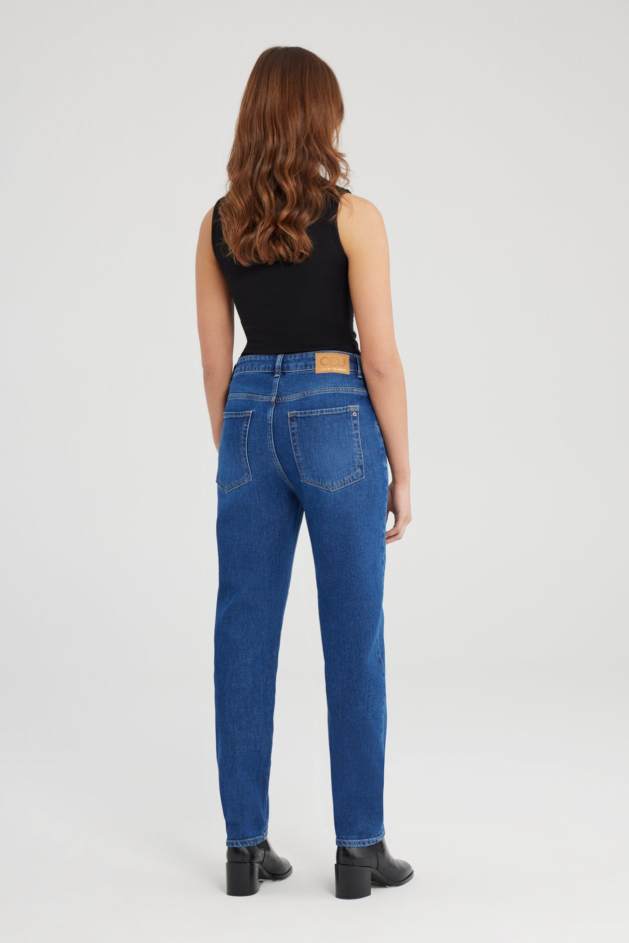 Rückansicht der Cup Of Joe Victoria Boyfriend Jeans in Astra Blue