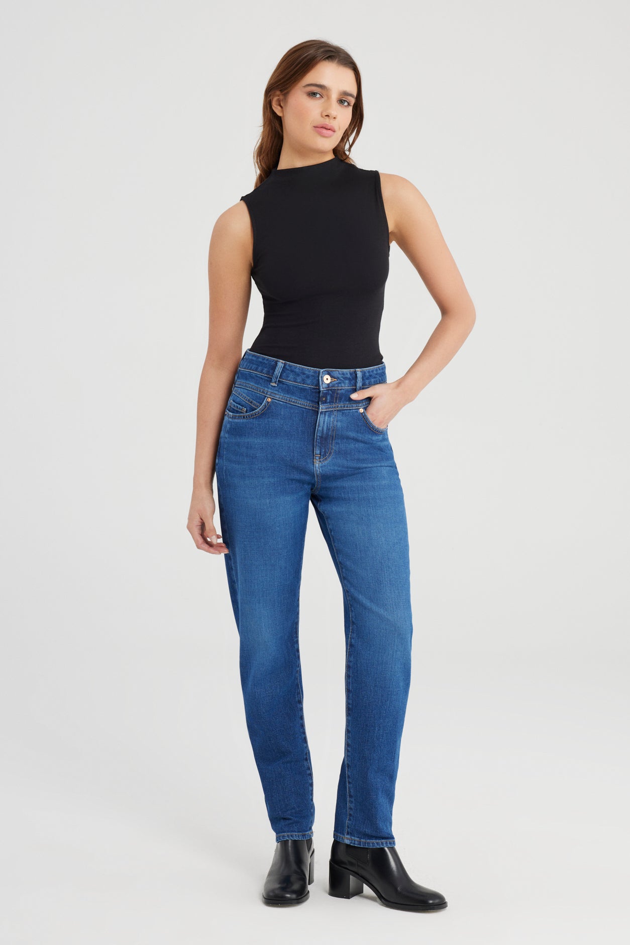 Seitliche Ansicht der Cup Of Joe Victoria Boyfriend Jeans in Astra Blue