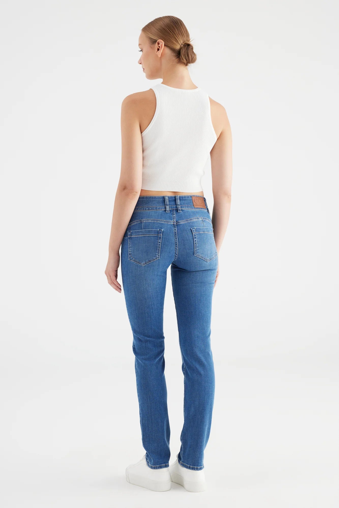 cup of joe Juliet - High Waist Slim - Medium Blue Damenjeans in Rückansicht mit schmalem Beinverlauf, hoher Taille und klassischem 5-Pocket-Design.