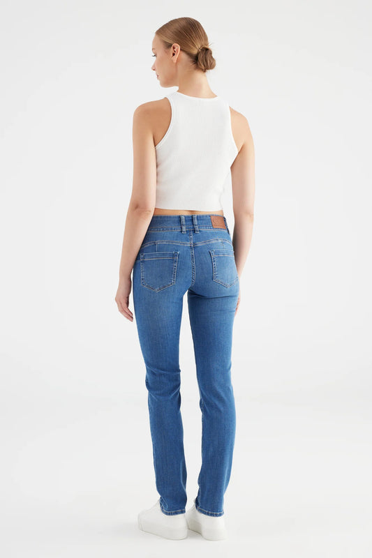cup of joe Juliet - High Waist Slim - Medium Blue Damenjeans in Rückansicht mit schmalem Beinverlauf, hoher Taille und klassischem 5-Pocket-Design.