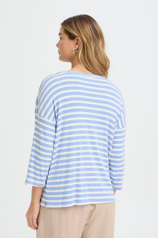 Rückansicht des Fransa Cano Tee - Hydragea Stripe Damen Shirts mit blau-weißem Streifenmuster und lockerem Schnitt.